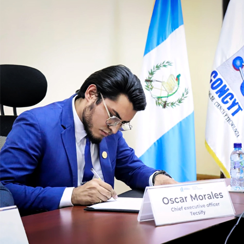 Oscar Morales Cuellar firmando la alianza CTI de Senacyt y Tecsify en Guatemala