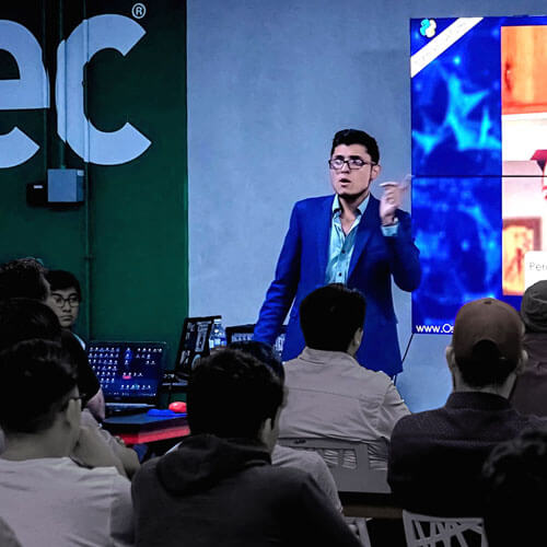 Oscar Morales Cuellar dando una conferencia de Python en el Campus Tec y Facebook Developer Circles