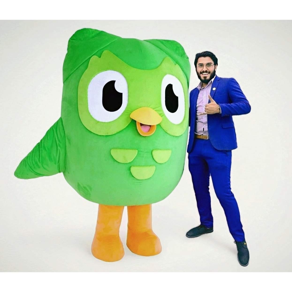 Oscar Morales Cuellar con la mascota representativa de
						Duolingo.